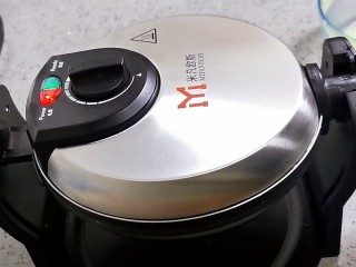 16、香兰华夫饼,盖上盖子，中火煎1分半钟