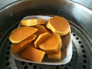 1、金钱小面包,南瓜切片上锅蒸。