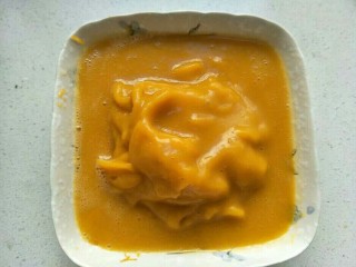 3、金钱小面包,把南瓜用料理机捣成泥