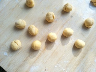 9、金钱小面包,把面团分成大小均匀小块，每个是六克（考验耐心的时候到了）