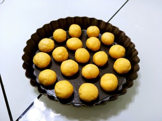11、金钱小面包,然后把每个揉成圆形摆在派盘中。