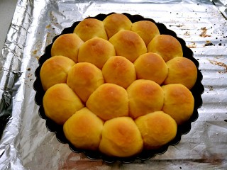 13、金钱小面包,烤箱180度，中层15分钟后取出来（上色后中间盖锡箔纸）