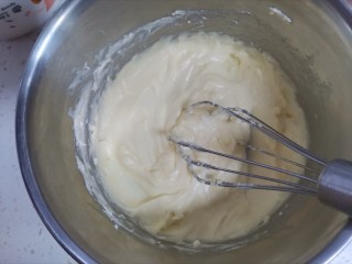 3、半熟芝士蛋糕,搅拌顺滑状态，热水可以撤掉了