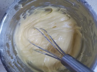 8、半熟芝士蛋糕,画"z字搅拌均匀至顺滑状态"