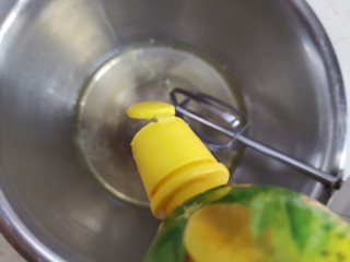 9、半熟芝士蛋糕,再来做蛋白霜，蛋清中滴几滴柠檬汁