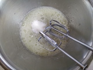 10、半熟芝士蛋糕,此时可以预热烤箱，电动打蛋器开中速打发至鱼眼粗泡，加入1/3的白砂糖