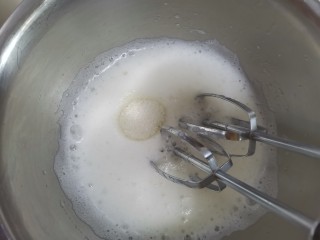 11、半熟芝士蛋糕,继续打发至粗泡变细腻时加入第二次白砂糖