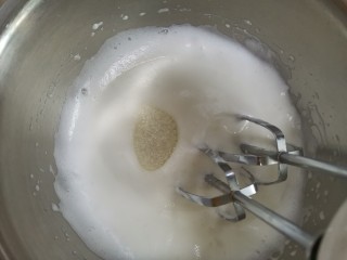 12、半熟芝士蛋糕,继续打发至出现纹路时加入第三次（最后的白砂糖）