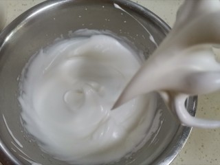 13、半熟芝士蛋糕,继续打发至湿性发泡，提起打蛋器有小弯勾，蛋白不要打发过了