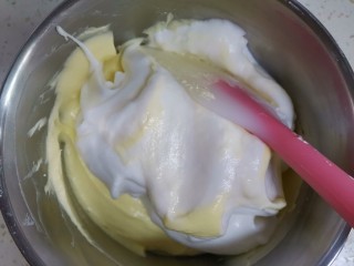 14、半熟芝士蛋糕,蛋白霜分2次加入到芝士糊里翻拌均匀，注意是翻拌均匀，不能画圈搅拌，会使蛋白霜消泡，手法要轻，如果动作太快，烤出来的蛋糕会有大泡