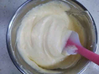 15、半熟芝士蛋糕,翻拌均匀后待用