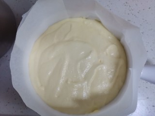 16、半熟芝士蛋糕,倒入烤碗，烤碗提前铺好油纸，手拍碗底震出气泡