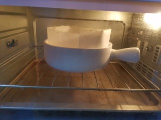 17、半熟芝士蛋糕,送入预热好的烤箱，用水浴法烘烤，蛋糕放烤网上中层，烤盘里加入水放底层，上下火140度烤50分钟，再转170度烤10分钟上色