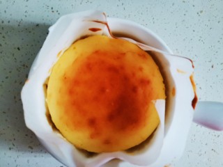 18、半熟芝士蛋糕,烤好不要急着取出来，在烤箱里焖至凉透再取出来脱模，放入冰箱冷藏2小时以上，口感风味更佳