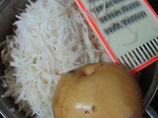 1、自制秋梨膏,我用的丰水梨，这种梨特别适合做秋梨膏，梨去皮去核，切丝。我用的擦床擦了丝