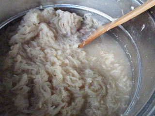 4、自制秋梨膏,大火煮开后转中火煮40分钟，梨子煮软，汤汁变得较稠些