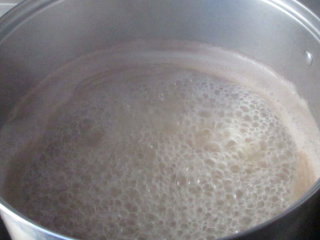 6、自制秋梨膏,把过滤出来的汁继续熬煮，要全程用小火，