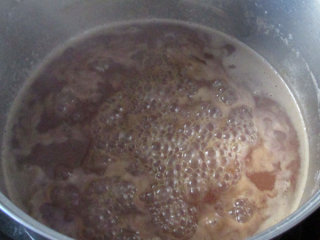 8、自制秋梨膏,这是熬了4个小时的样子。熬的前一段时间，不时的搅拌，防止糊底，但不用一直搅拌，因为汤汁还不是很浓稠