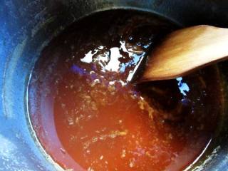 10、自制秋梨膏,一直熬到成膏状，我是白天一直熬到晚上，厨房光线暗，拍照加了闪光灯，颜色有些失真了，但因需要趁热装瓶，没法等到天亮。