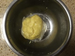 2、美味肉松酥,油酥材料混合揉成团即可，用保鲜袋装好。