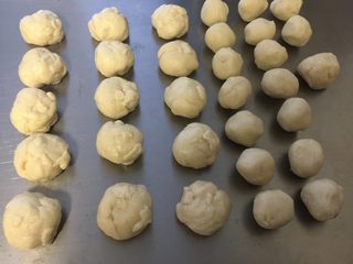 3、美味肉松酥,将油酥油皮都平均分成16份儿，大概是油酥每个13克；油皮每个21克。