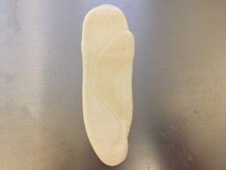 7、美味肉松酥,收口朝上再次按扁檊开。