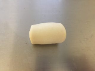 8、美味肉松酥,从下到上卷起，完成所有的面团后盖上保鲜膜备用。