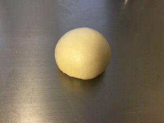 11、美味肉松酥,包入适量肉松馅料，用虎口收口。