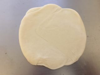 10、美味肉松酥,将面团按扁，檊开，不要檊太多，以免影响起酥。