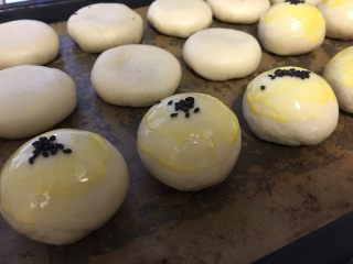 12、美味肉松酥,涂上一层蛋黄液，撒点黑芝麻。