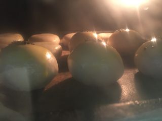 13、美味肉松酥,放入烤箱，180度中层上下火30分钟，