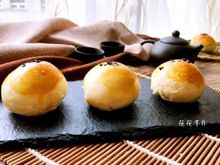 14、美味肉松酥,烤好后取出晾凉。