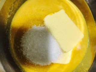 5、百香果凝酱,加入黄油，白糖。