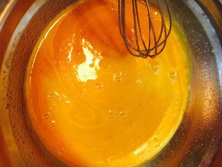 6、百香果凝酱,小火加热，边加热边搅拌。至冒小泡离火待冷却。