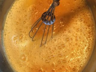 9、百香果凝酱,再次小火加热，边搅拌边加热，一定要小火喔，要不会糊底！