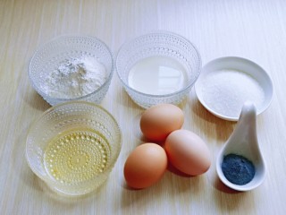 1、6寸蝶豆花戚风蛋糕,准备食材。