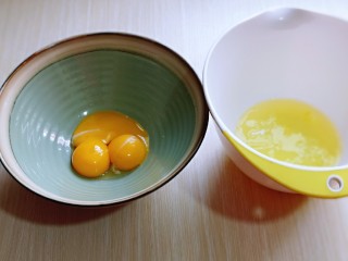 2、6寸蝶豆花戚风蛋糕,蛋黄与蛋白分离,分别在无油无水的容器中。