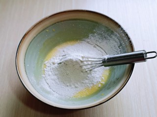 5、6寸蝶豆花戚风蛋糕,筛入面粉,用硅胶铲翻拌均匀,看不到干粉。