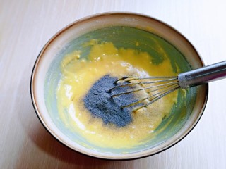 6、6寸蝶豆花戚风蛋糕,再加入蝶豆花粉,用手动打蛋器拌均匀,拌的时候使用手动打蛋器呈Z字形状来回搅动,不要转圈搅拌,以免起筋。