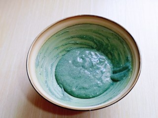 7、6寸蝶豆花戚风蛋糕,这样蝶豆花蛋黄糊就做好了,放在旁边备用。