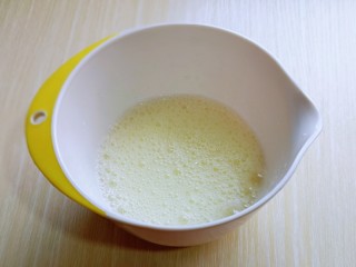 8、6寸蝶豆花戚风蛋糕,蛋白打发,往蛋白里滴入白醋。(柠檬汁也可以)