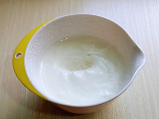 10、6寸蝶豆花戚风蛋糕,细腻时再加入三分之一的糖,继续打发。电动打蛋器高速打发,打至湿性发泡。