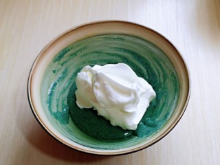 12、6寸蝶豆花戚风蛋糕,取三分之一的蛋白霜加入蛋黄糊中,翻拌手法直至看不到蛋白霜。