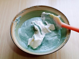 13、6寸蝶豆花戚风蛋糕,再取三分之一的蛋白霜加入蛋黄糊中,继续上面的手法,翻拌直至看不到蛋白霜。