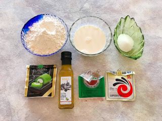 1、吃掉一朵花～柳绿桃红三色花样馒头,首先我们准备好所有材料