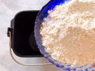 2、吃掉一朵花～柳绿桃红三色花样馒头,低粉倒入面包桶