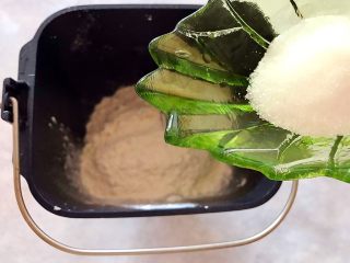 3、吃掉一朵花～柳绿桃红三色花样馒头,加入细砂糖