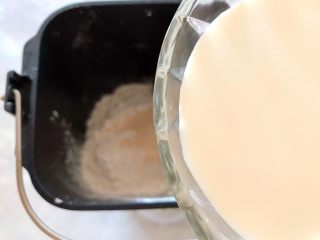 5、吃掉一朵花～柳绿桃红三色花样馒头,倒入纯牛奶