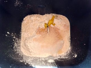 6、吃掉一朵花～柳绿桃红三色花样馒头,最后加入橄榄油