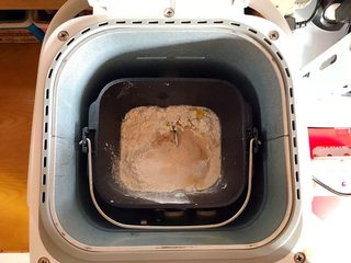 7、吃掉一朵花～柳绿桃红三色花样馒头,面包桶放入面包机，选择揉面功能，15分钟